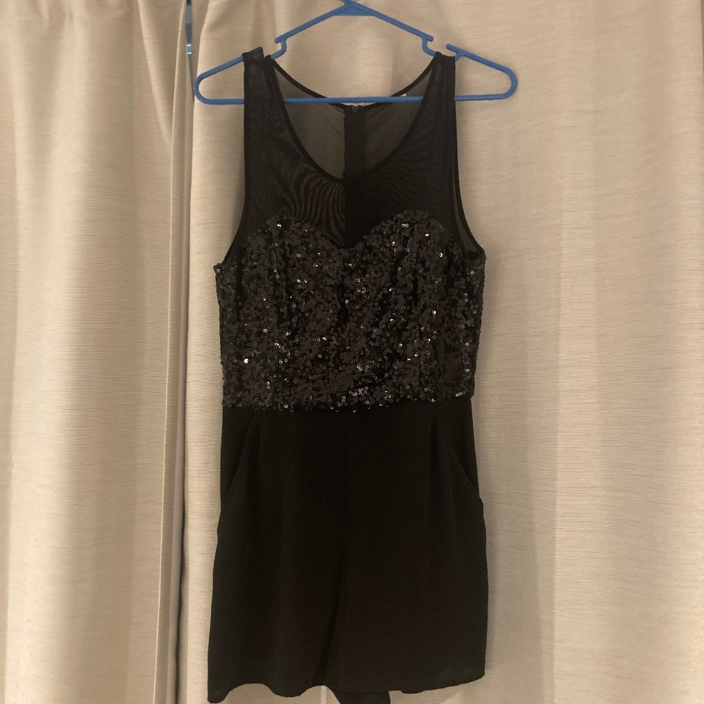 Bery nice jumpsuit! Perfect for new year’s party